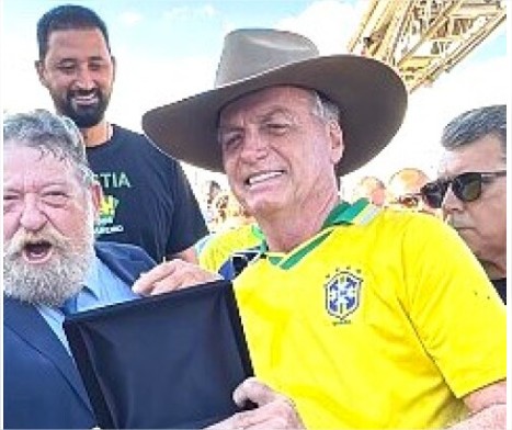 Em ato pró-anistia, Barbudo entrega chapéu e comenda a Bolsonaro