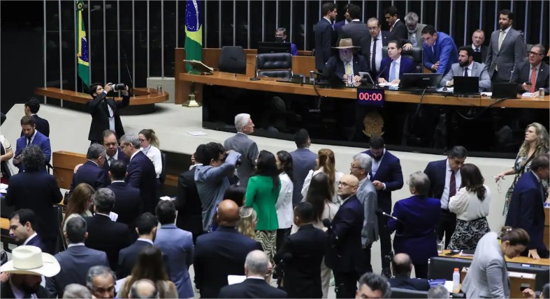 Câmara aprova projeto que reajusta salários de servidores públicos