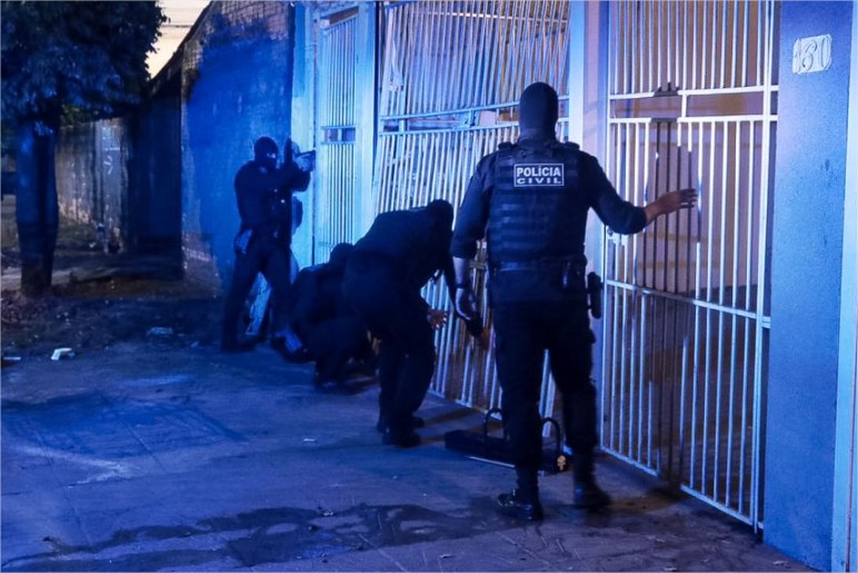 Operação prende 37 faccionados e apreende drogas e armas em MT
