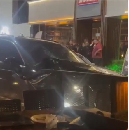 Acusado de agredir mulher, homem destrói deck do Restaurante Haru com carro; veja vídeo