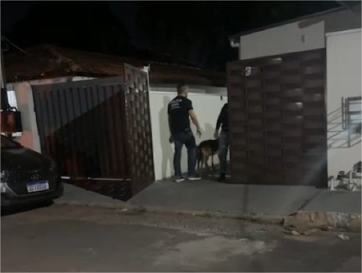 Policial mata a esposa a tiros e foge com os filhos em Cuiabá