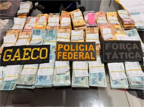 Mulher é presa tentando fugir com meio milhão escondido em painel de carro