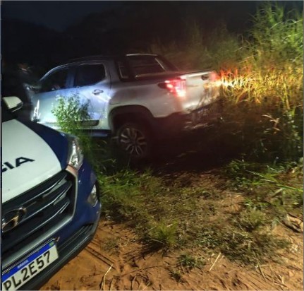 Família é feita refém durante assalto e caminhonete é recuperada pela PM