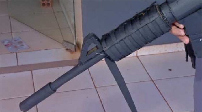 Com fuzil, faccionados tentam matar irmãos em casa de município de MT