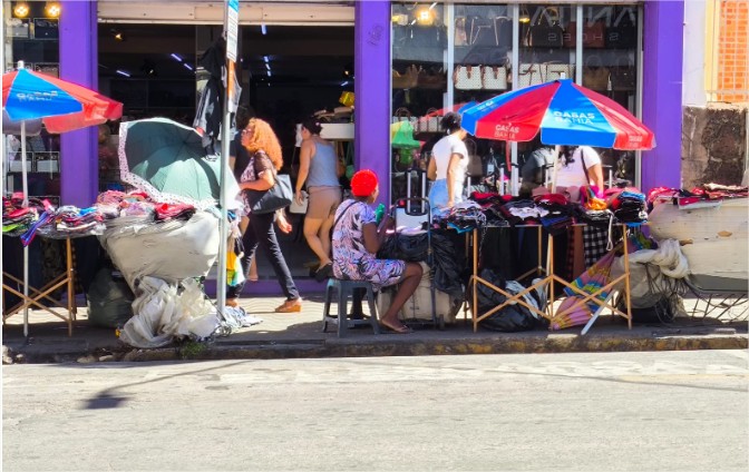 Haitianas ocupam calçadas e resistem à saída do centro de Cuiabá