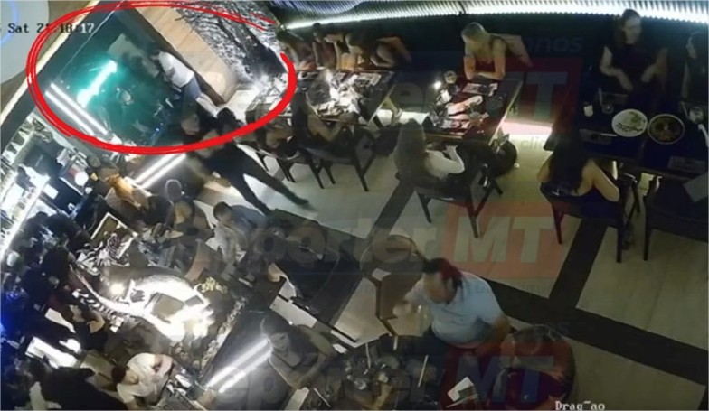 Vídeo mostra homem que destruiu deck do Haru brigando com cliente no banheiro