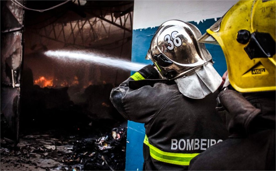 Corpo de Bombeiros impede que incêndio destrua loja em Cuiabá