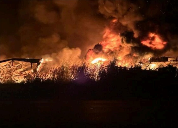 Incêndio em vegetação atinge ferro-velho e destrói vários veículos em VG