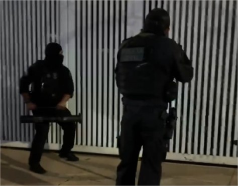 Vídeo mostra policiais arrombando portão de membro do quartel-general do crime; veja