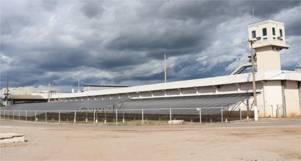 Policial penal é preso após ser flagrado deixando celulares em carceragem da Penitenciária Central