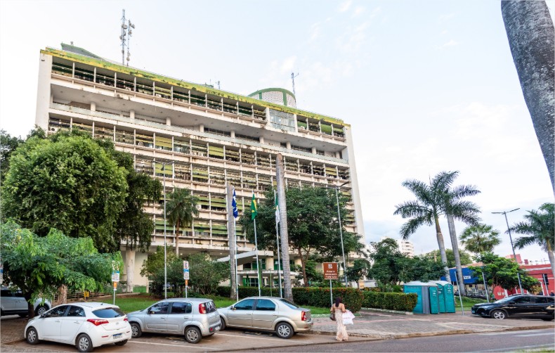 Abílio confirma que pode demitir servidores para economizar