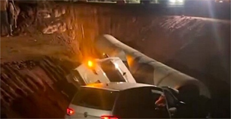 Perseguição no trânsito termina com veículos dentro de vala em Cuiabá