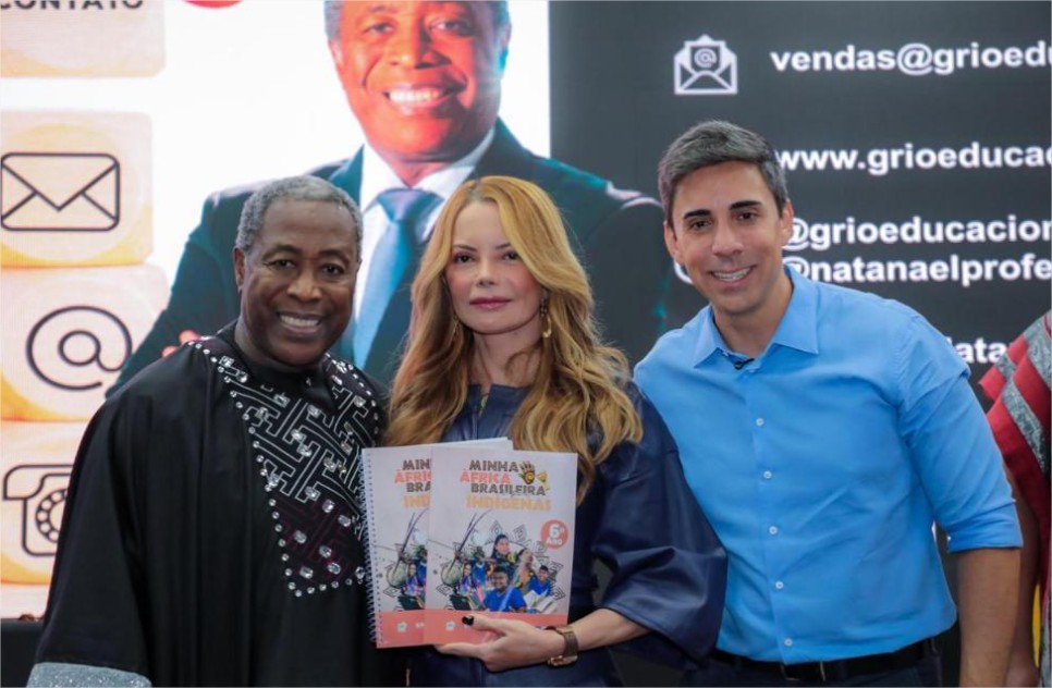 Madrinha da política antirracista, primeira-dama acompanha lançamento de material pedagógico para escolas de MT