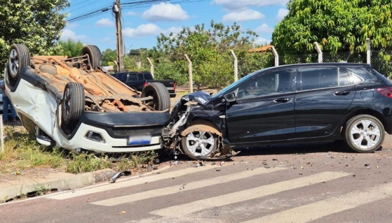 Jeep é atingido por Onix e capota; veja vídeo