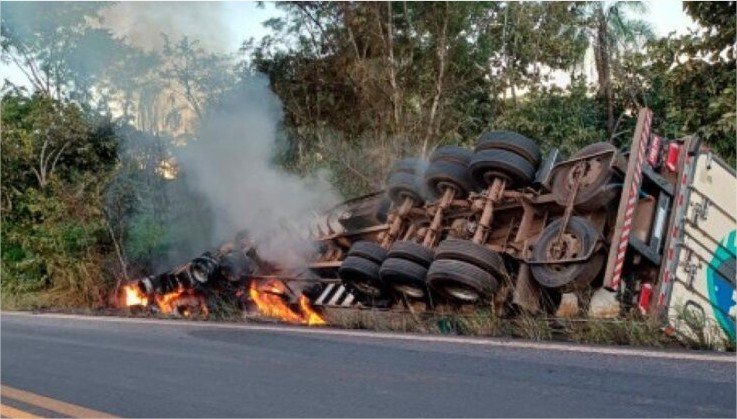 Caminhoneiro fica ferido ao tombar veículo com carga de carne; vídeo