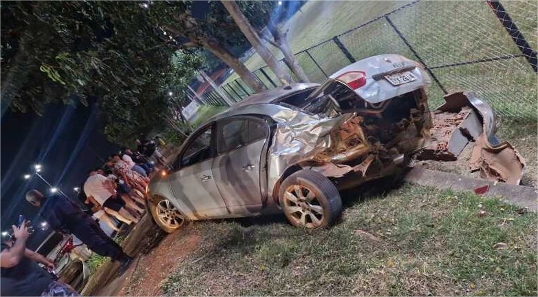 Adolescente dirige em alta velocidade, bate em dois carros e foge