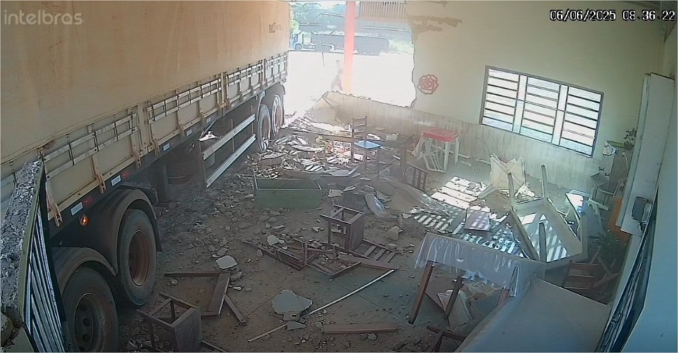 Carreta desgovernada invade restaurante em MT; veja vídeo
