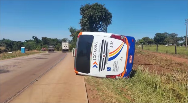 Ônibus de viagem com 31 passageiros tomba e deixa quatro em estado grave em MT