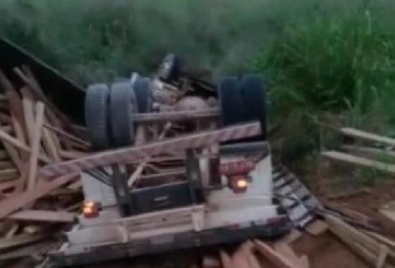 Filho de empresário morre preso às ferragens em capotamento de caminhão