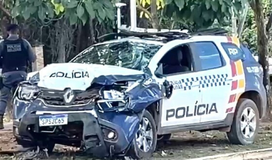 Viatura da PM capota em colisão durante atendimento a roubo