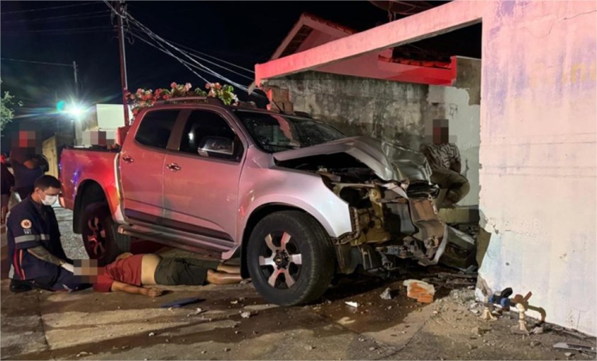 Mulher perde controle de caminhonete e derruba muro de casa