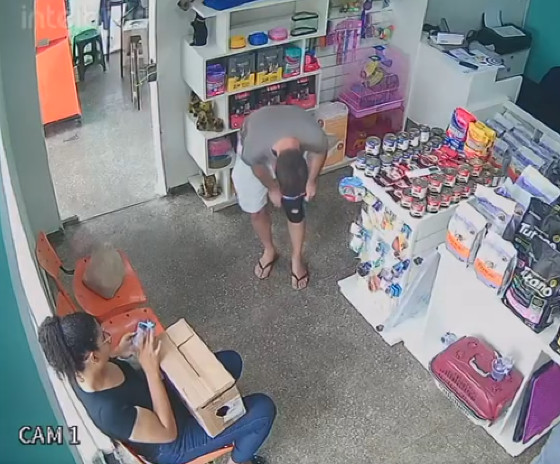 Vídeo mostra mulher trans e namorado indiciados por maus-tratos adotando gato