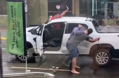 Briga de trânsito começa com socos e acaba em tentativa de homicídio com diversas facadas