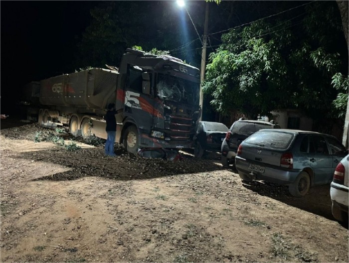 Caminhoneiro tem mal súbito em estacionamento e destrói outros 16 veículos