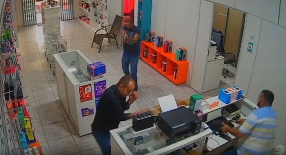 Vídeo mostra envolvido em jogo do bicho sendo assassinado a tiros em loja