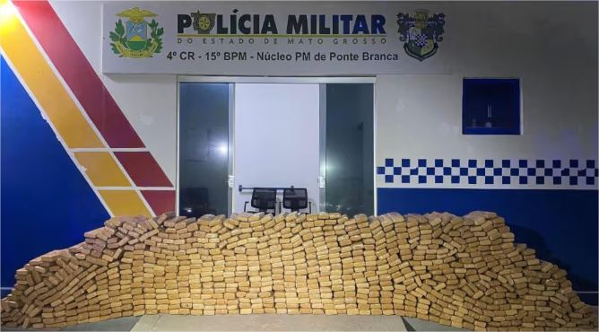 Caminhonete capota com mais de 800 kg de maconha em rodovia de MT e traficantes são presos
