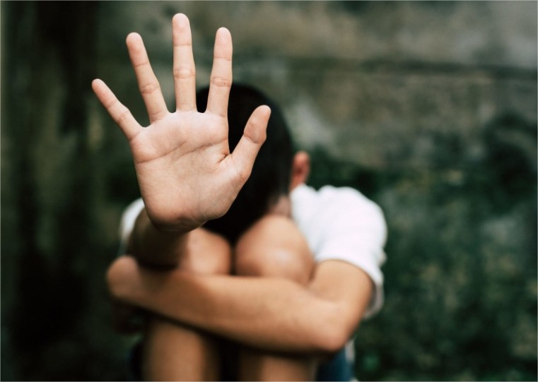 PM resgata três crianças trancadas em casa insalubre; mãe não foi encontrada