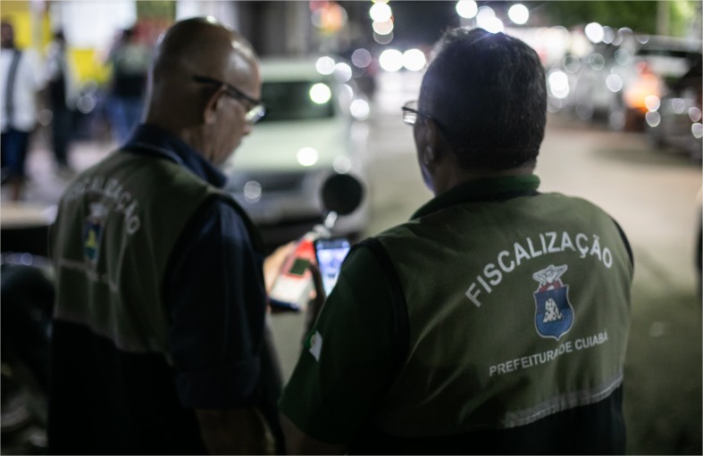 Bares são multados por poluição sonora e mesas na calçada; dois têm atividades suspensas