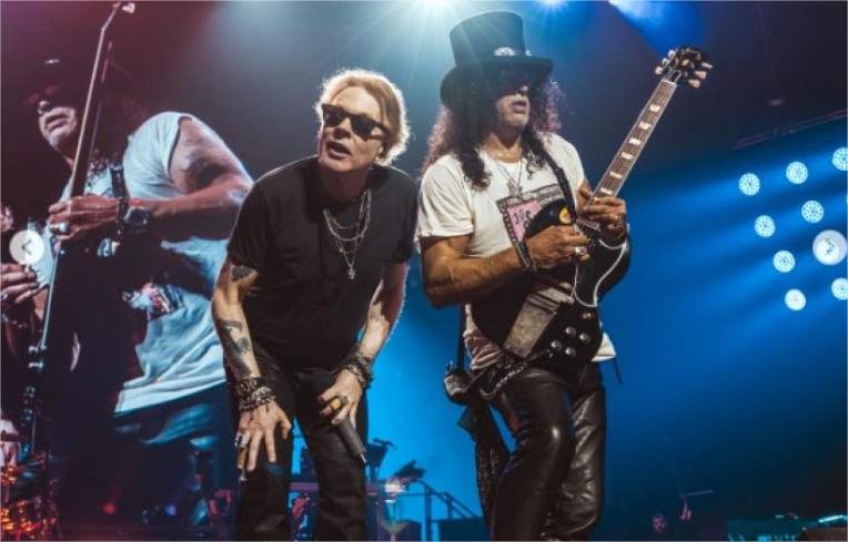 Axl Rose, do Guns N’ Roses, é visto passeando em shopping em São Paulo; veja vídeo