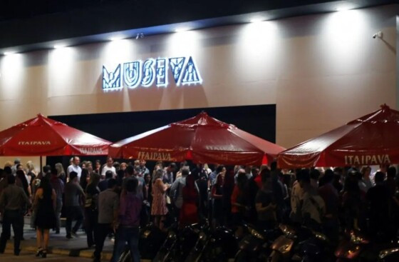 Rejeitado, homem atira em direção de mulher na porta de casa de shows