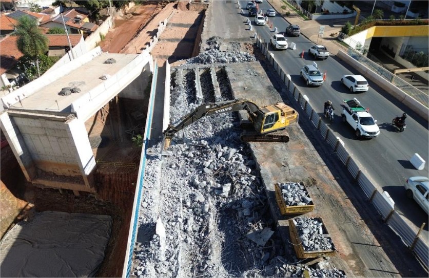 Obras do Complexo Viário do Leblon avançam com escavação de trincheira; pista está parcialmente bloqueada