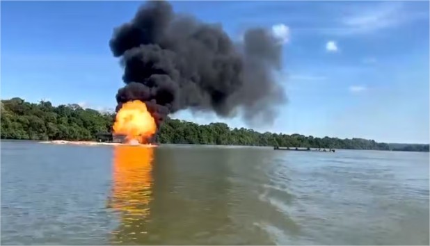 Dezenas de balsas são destruídas em garimpo ilegal durante operação em terra indígena em MT
