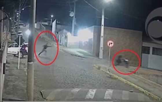 Vídeo flagra PM atirando contra motociclista que fugiu de abordagem; assista
