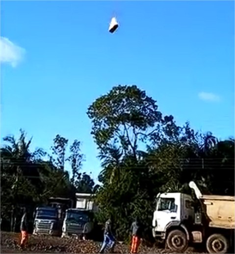 Balão com 21 pessoas pega fogo e cai em SC; oito morrem; veja vídeo