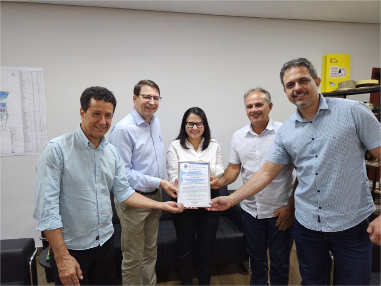 Secretária da SEAF-MT recebe título de Cidadã Colidense