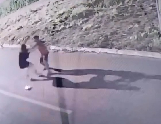 Tarado é preso ao invadir casa para estuprar moradora; veja vídeo