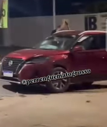 Trio vandaliza e coloca fogo em carro; veja vídeo