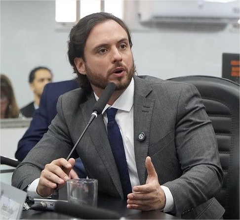 ‘Ninguém vai pagar’: vereador critica projeto que torna couvert opcional em Cuiabá