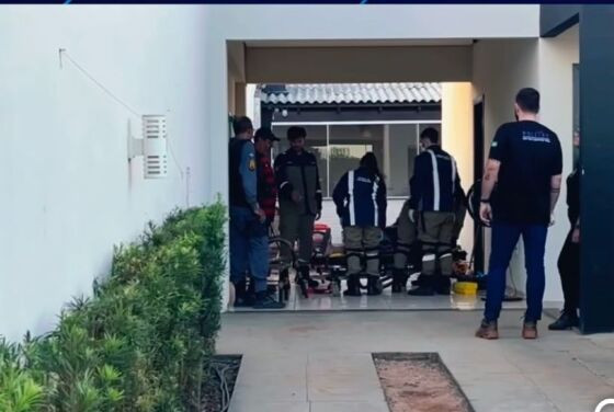 Mulher é encontrada morta e homem fica ferido após disparos em residência