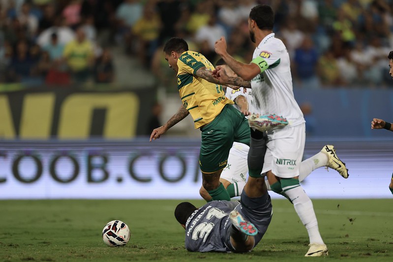 Safira faz gol, dá assistências, vira goleiro e Cuiabá vence o América-MG