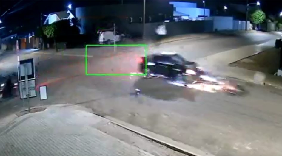 Vídeo: Motociclista é atingida por carro em alta velocidade ao cruzar preferencial em MT; amiga escapa por pouco