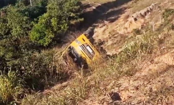 Quatorze professores ficam feridos depois de ônibus escolar cair em ribanceira