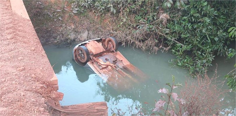 Mãe, dois filhos e homem morrem após carro cair em córrego em MT