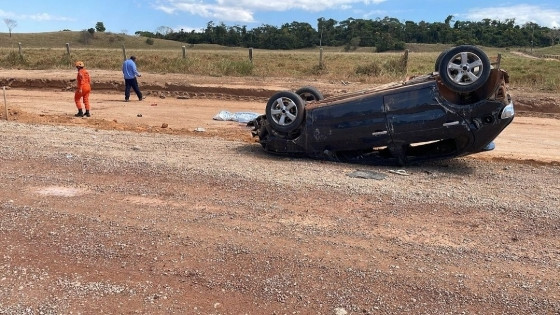 Mulher morre e dois passageiros ficam desacordados em capotamento de carro