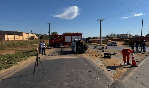 Médico morre e namorada fica ferida em acidente entre carro e carreta em MT