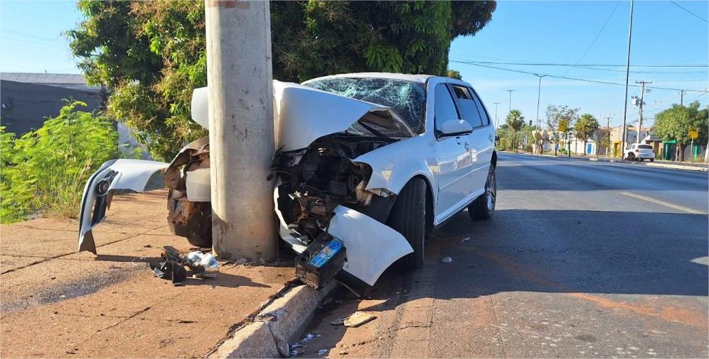 Carro com 9 pessoas bate em poste e três ficam feridos em Cuiabá